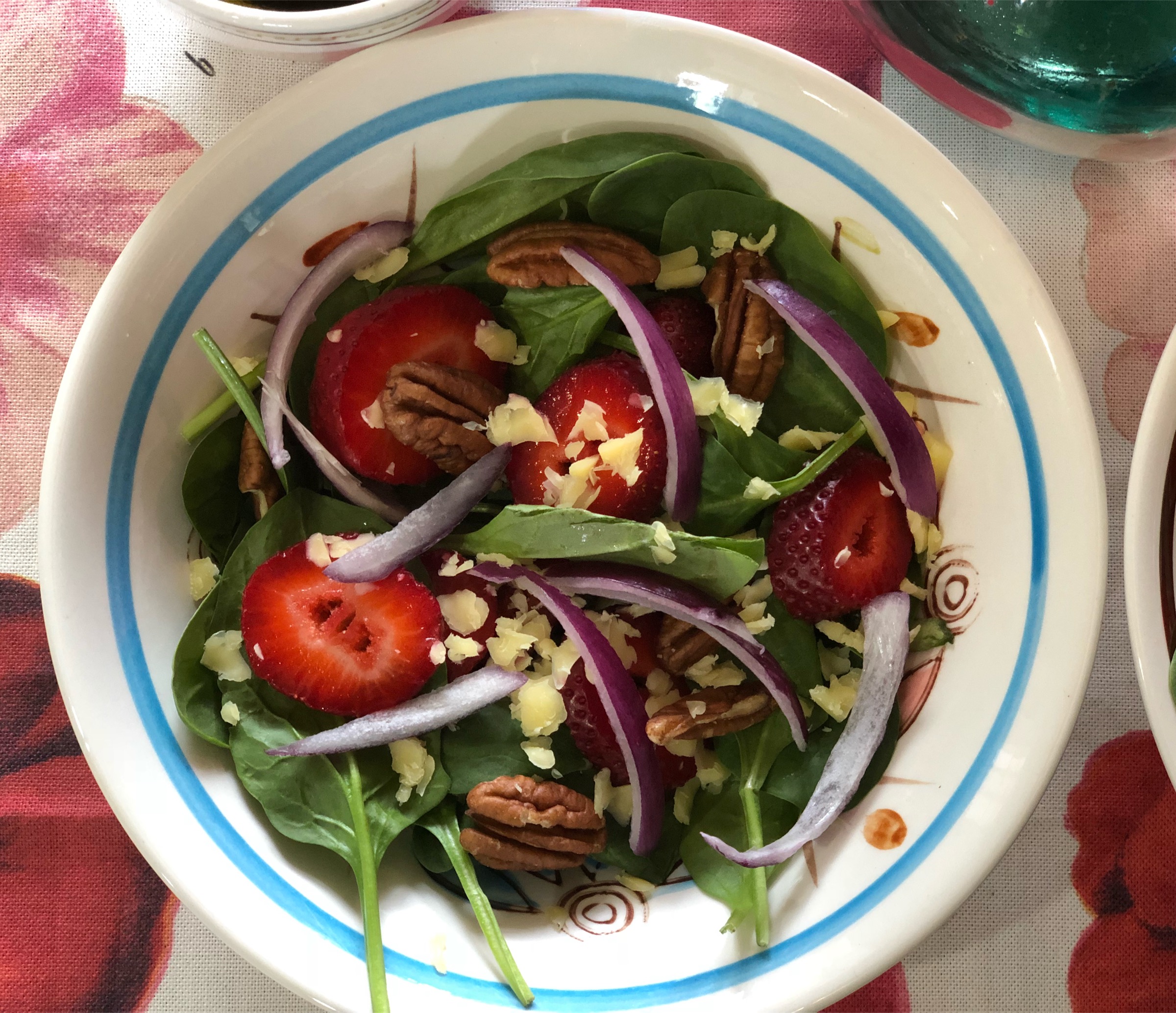 SPINACH STRAWBERRY PECAN SALAD